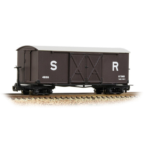 393-028 Covered Goods Wagon in SR Brown Livery