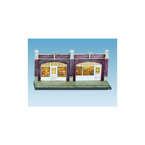 Wills SS18 OO Gauge Station Forecourt Shops Kit 